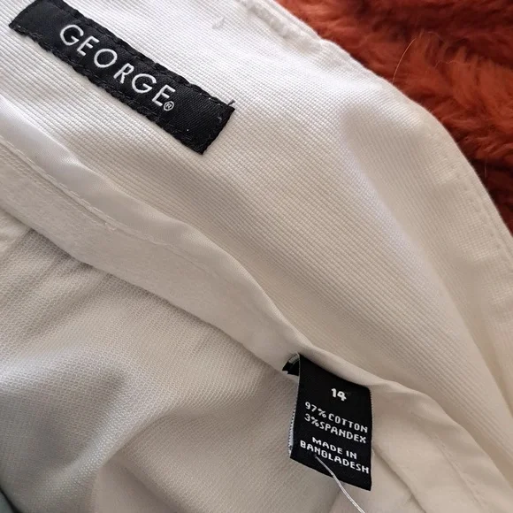 Never Worn Women's Size 14 White Shorts with a 20 in. length made with 3% Spand - Picture 4 of 5